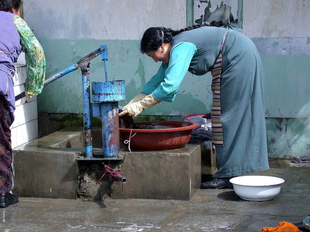 15_woman_washing_clothes.jpg