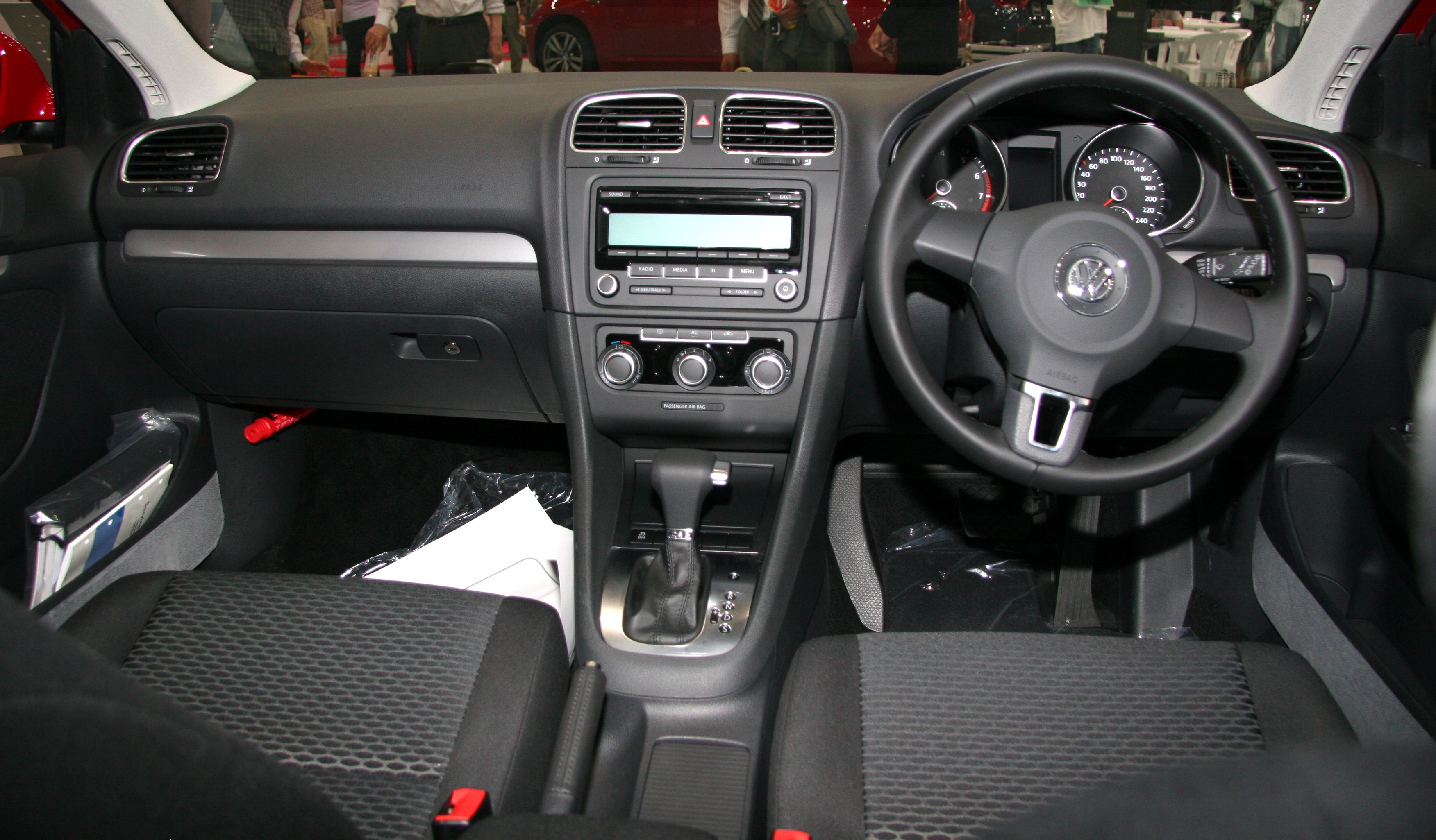 Volkswagen_Golf_Variant_TSI_Trendline_interior.jpg